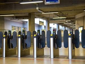 Oyster card-readers failed in London on Saturday, prompting station staff to open barriers and allow passengers in without paying.